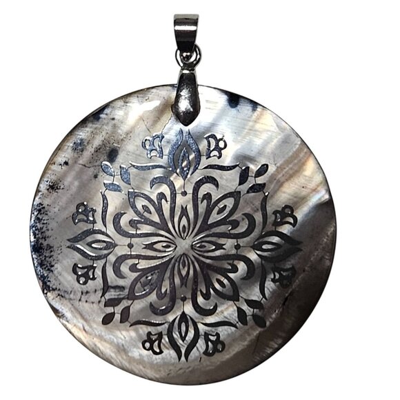 Elegant Round Mother Of Pearl Pendant Intricate Floral Design Fashion Jewelry - Picture 1 of 3